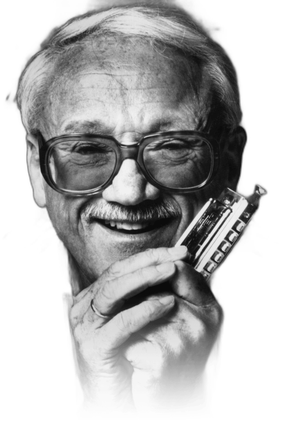 Portrait de Toots Thielemans, souriant, harmonica chromatique à la main