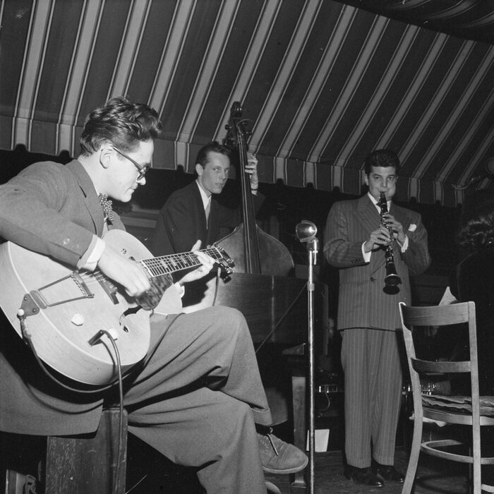Trio de jazz dans un club, Toots Thielemans à la guitare